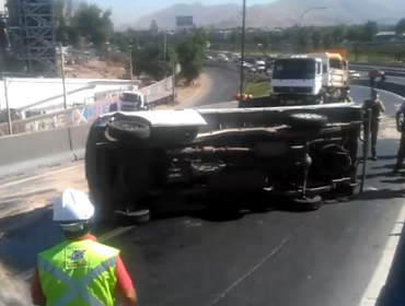Camión se vuelca en plena Autopista Central y deja al menos un lesionado