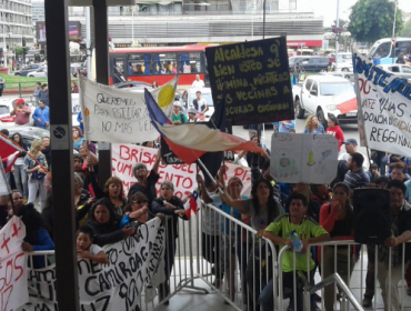 Protesta en contra de alcaldesa Reginato se toma el frontis del Hotel O'Higgins