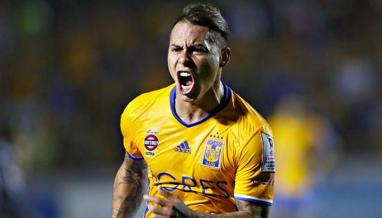 Eduardo Vargas convierte un golazo en el empate ante Pumas