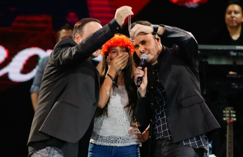 Polémico show de Río Roma: Calidad vocal y beso a una fans marcaron la presentación