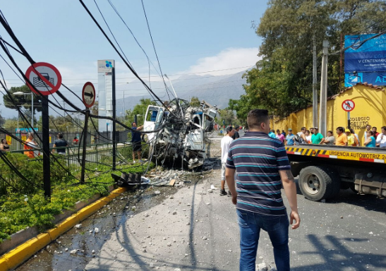 Camión sufre grave accidente y provoca corte de luz en comuna de La Florida