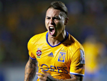 Eduardo Vargas convierte un golazo en el empate ante Pumas