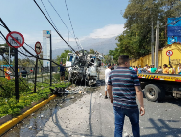 Camión sufre grave accidente y provoca corte de luz en comuna de La Florida