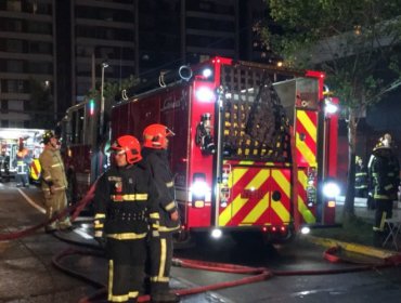 Incendio en departamento de Las Condes obliga a evacuación completa de edificio