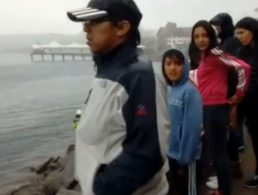 Video: Rescatan a mujer que flotaba en el mar en Puerto Montt