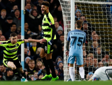 La floja reacción de Claudio Bravo que terminó en gol del Huddersfield