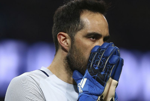 Pese a triunfo del City, Claudio Bravo fue blanco de críticas en Inglaterra