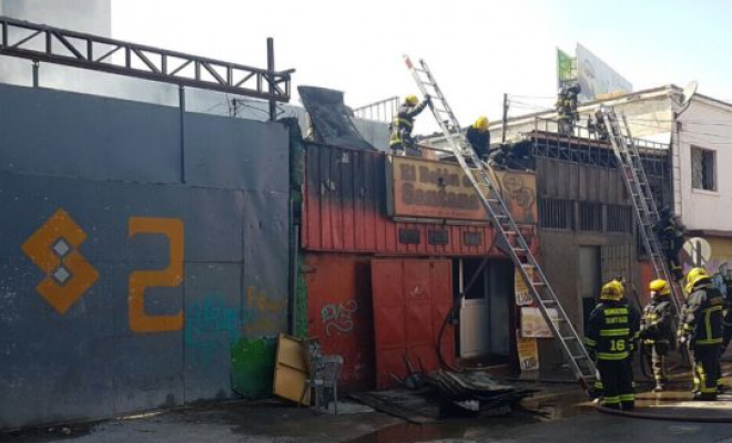 Incendio afecta a un local comercial en la comuna de Estación Central