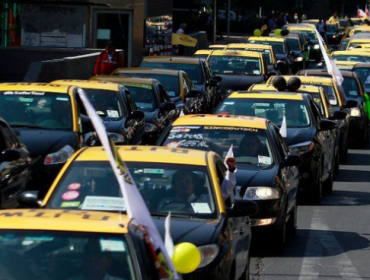 Taxistas de Santiago suspenden movilización de cara al "súper lunes"