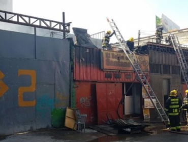 Incendio afecta a un local comercial en la comuna de Estación Central