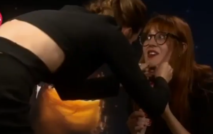 En plena entrevista Emma Watson hizo un gesto que dio la vuelta al mundo