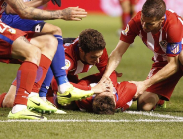 Impactante caída de Fernando Torres generó el pánico en todo el estadio