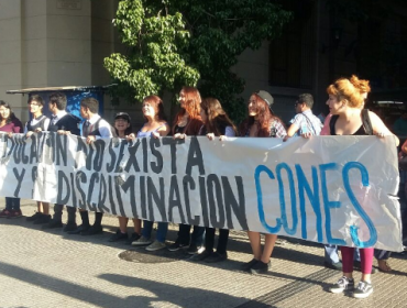 Secundarios de la Cones protagonizan protesta a las afueras del Mineduc