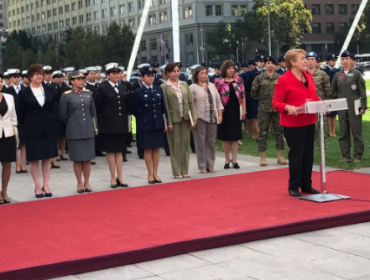 Presidenta Bachelet elimina el "escalafón femenino" en el Ejército