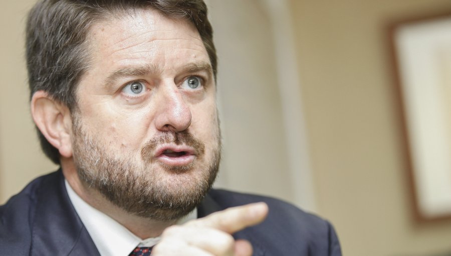 El tuit "machista" de Claudio Orrego que tuvo que borrar en el Día de la Mujer