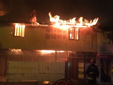 Incendio afectó a tres viviendas y una panadería en la comuna de San Miguel