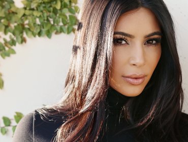 Kim Kardashian debutó en cine con un vestido transparente y sin ropa interior