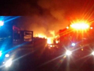 Incendio afecta al menos a 15 locales comerciales en Quillota