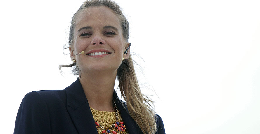 Quimioterapia obliga a Javiera Suárez a cortarse el cabello