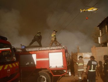 Incendio en Viña del Mar: Suspenden clases en toda la ciudad jardín