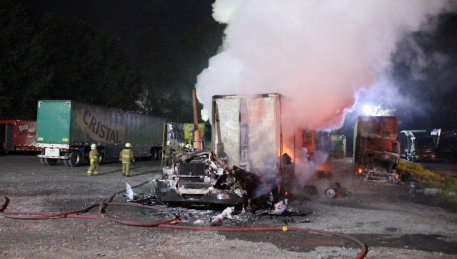 Atentado en La Araucanía: Encapuchados incendiaron 17 camiones y un galpón