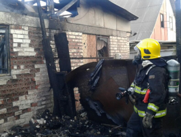 Incendio estructural en Villa Industrial deja dos viviendas consumidas