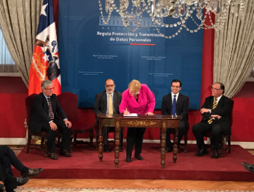 Bachelet firma proyecto de ley que regula el uso y protección de los datos personales