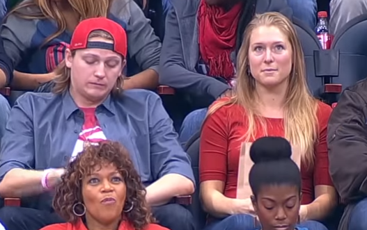 Bochornoso momento vivió una pareja en partido de la NBA