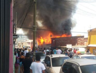 Violento incendio deja 7 casas consumidas y 35 damnificados en Iquique