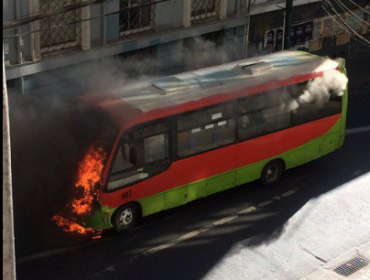 Una micro se incendió en pleno centro de Valparaíso