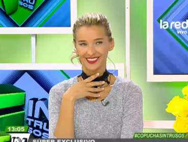 Claudia Schmidt recibe inesperado regalo en pleno programa de "Intrusos"