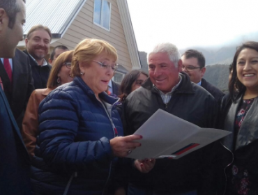 Presidenta Bachelet arriba a Chaitén para firmar convenio con familia Tompkins