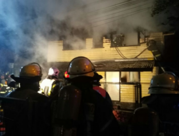 Incendio estructural deja graves daños a una vivienda en Osorno