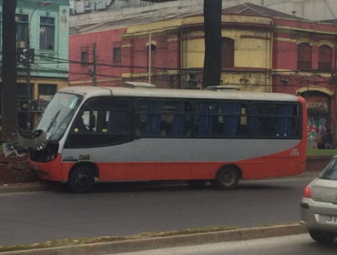 Micro en Valparaíso protagoniza accidente de tránsito y deja a seis lesionados