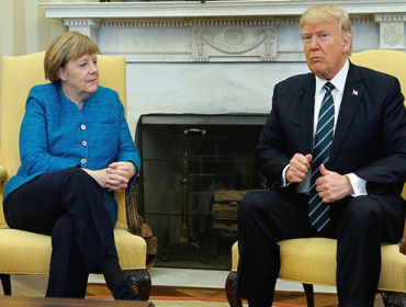 El polémico gesto de Trump con Merkel que ha dado bastante que hablar