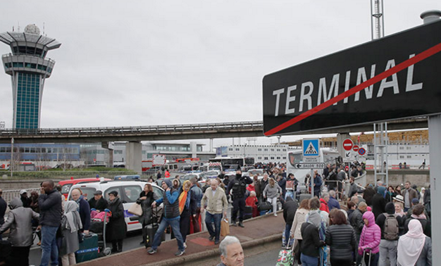 Policía francesa mata a un hombre que le robó arma a un militar en aeropuerto de Orly