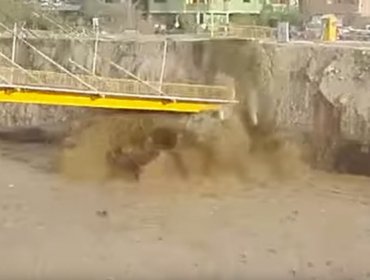 Perú: Momento exacto en un puente peatonal colapsa en medio de las inundaciones