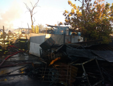 Incendio consumió por completo dos viviendas en comuna de Puente Alto