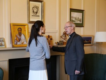 Fotos de encuentro entre Angelina Jolie y un arzobispo escandalizan la red