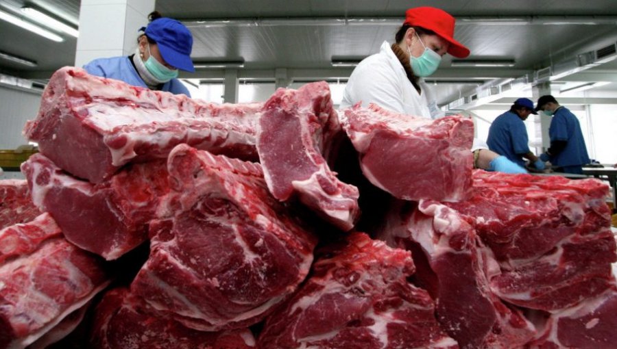 "Carne podrida y maquillada con productos cancerígenos": El escándalo que sacude a Brasil