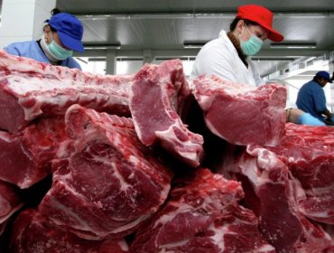 "Carne podrida y maquillada con productos cancerígenos": El escándalo que sacude a Brasil