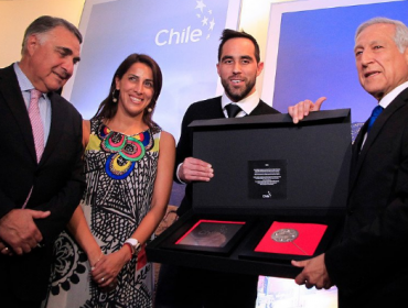 Claudio Bravo es reconocido con el Premio Imagen de Chile