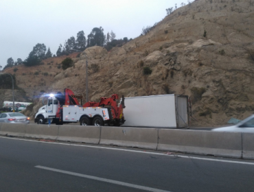 Volcamiento de un camión deja dos lesionados en Ruta Las Palmas