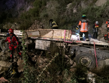 Conductor de camión muere tras desbarrancar camino a Farellones