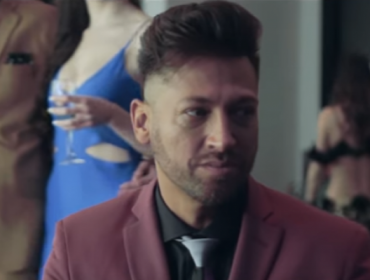 Pablito Ruiz se desnuda sobre un caballo en osado videoclip