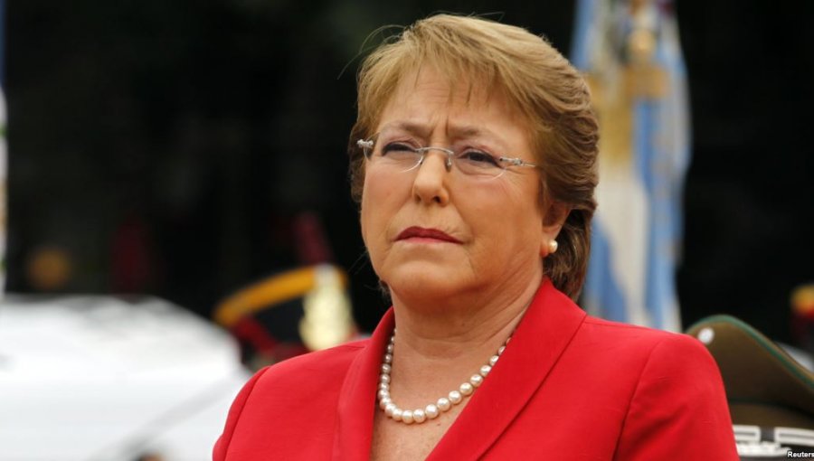 Bachelet ante críticas de Piñera: "No hemos abandonado nuestro compromiso"