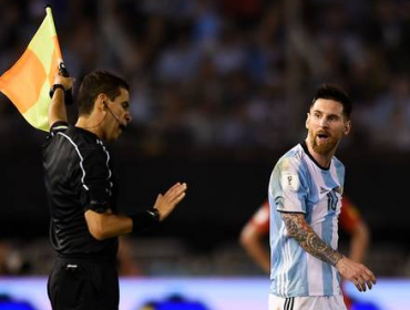 Video revela los serios insultos de Lionel Messi en contra del juez de línea