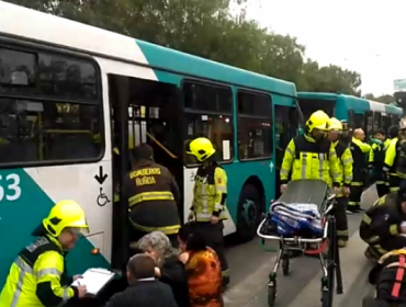 13 lesionados deja colisión entre dos buses del Transantiago en Ñuñoa