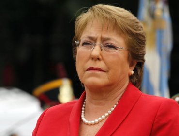 Bachelet ante críticas de Piñera: "No hemos abandonado nuestro compromiso"