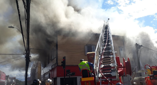 Violento incendio consume casona ubicada en pleno centro de Osorno